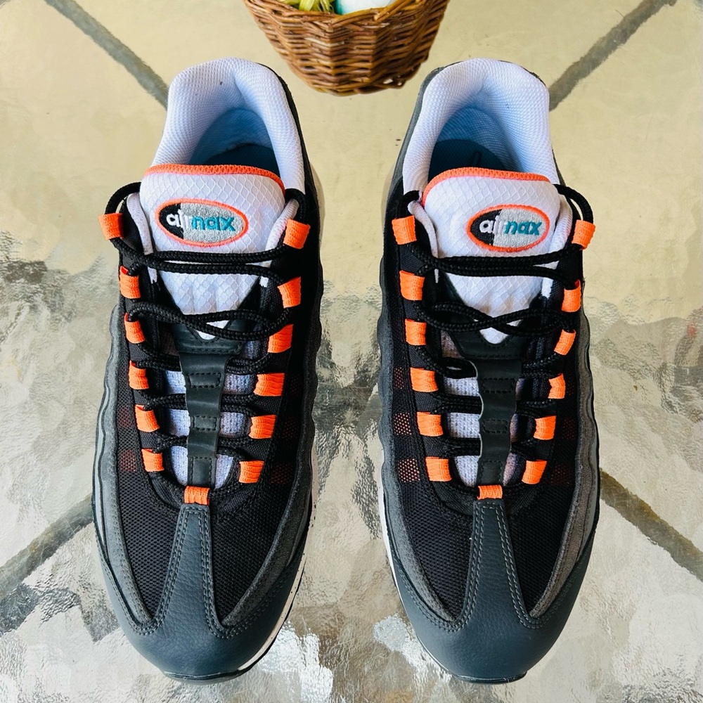 Nike Air Max 95 Tennis Shoes, in perfect condition LIKE NEW!!!!!